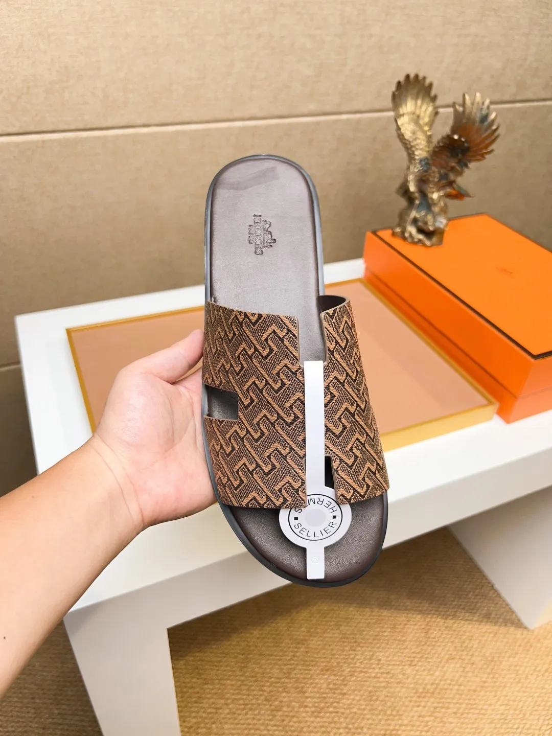 Men's clothing and shoes 💰280 💅💅💅 new arrival. Hermes Hermes official website latest counter synchronized new oran color leather H slippers, the original Paris version flew back to the original model and opened the mold to make it perfectly🍌The highest quality Sincerity, you can enter and leave the counter at will [Deyi] The upper is made of original customized  colored palm prints, crocodile print, ostrich print, colored cow leather, colored cow suede, 🤔 horse hair, 🥳 colored diamonds, 🥰 3D printing, and other genuine leather slippers, imported cow pattern foot pad lining, Italian  latest original genuine leather combination outsole Code number: 38-48 (customized at 46.47.48) Can be made into picture combination sole with genuine leather pattern and ordinary molded outsole